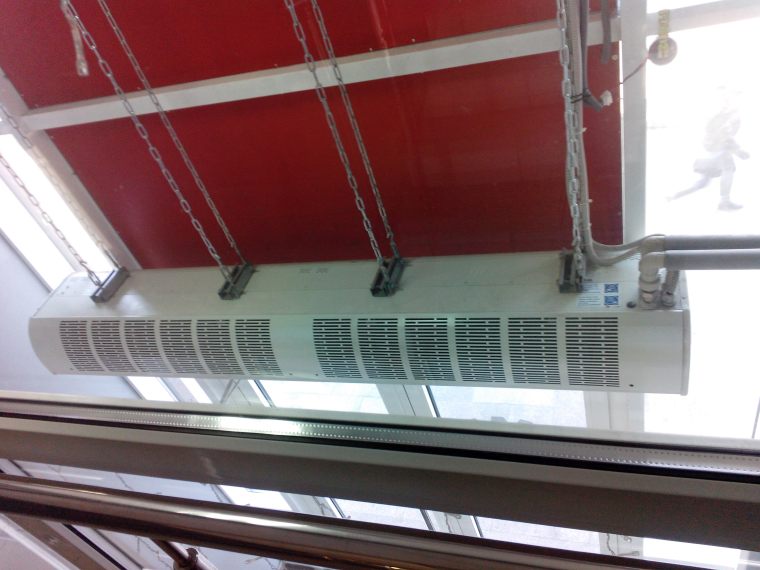 Водяная тепловая завеса на подвесках